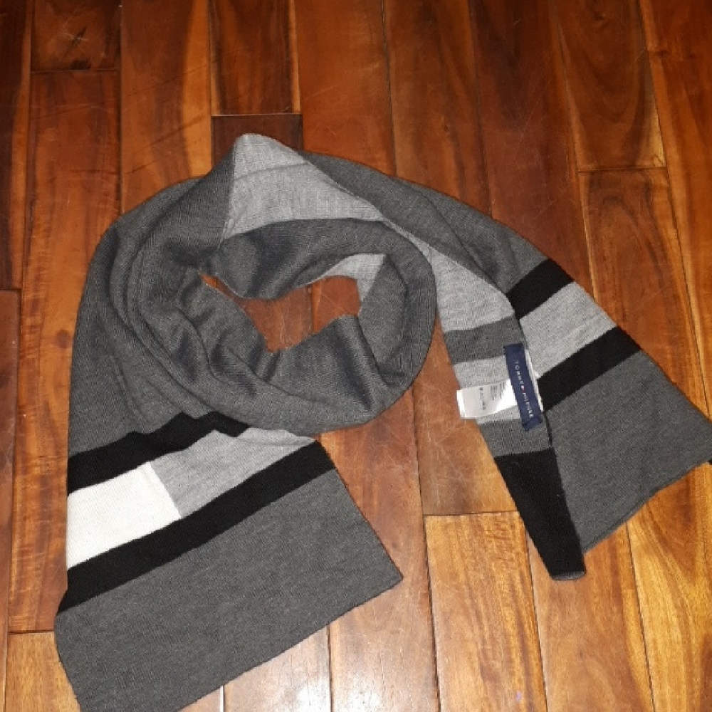 Tommy Hilfiger Gray and Black Knitted Scarf
